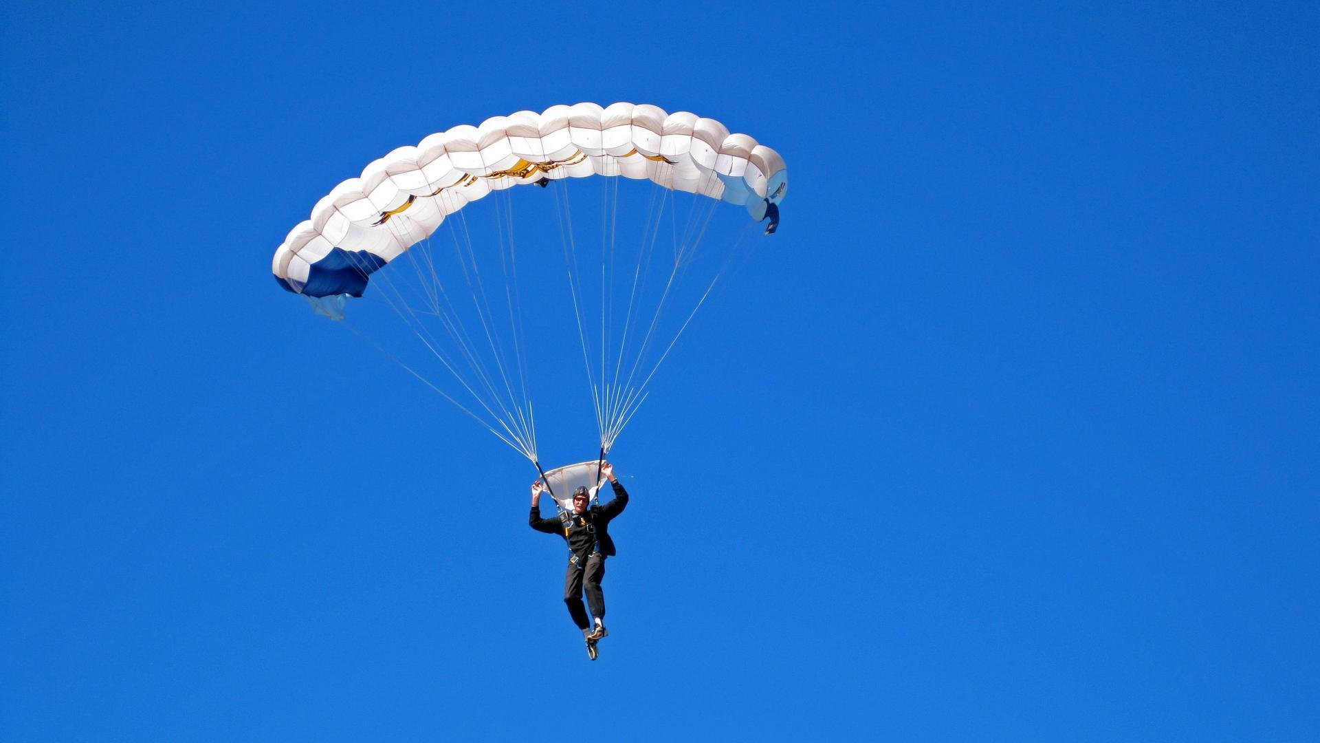 “缆绳滑水：东桃花岛赛场新兴水上运动风靡一时”